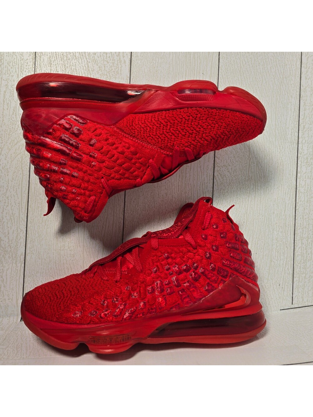 Nike LeBron 17 “Red Carpet” – Talla 9.5 US